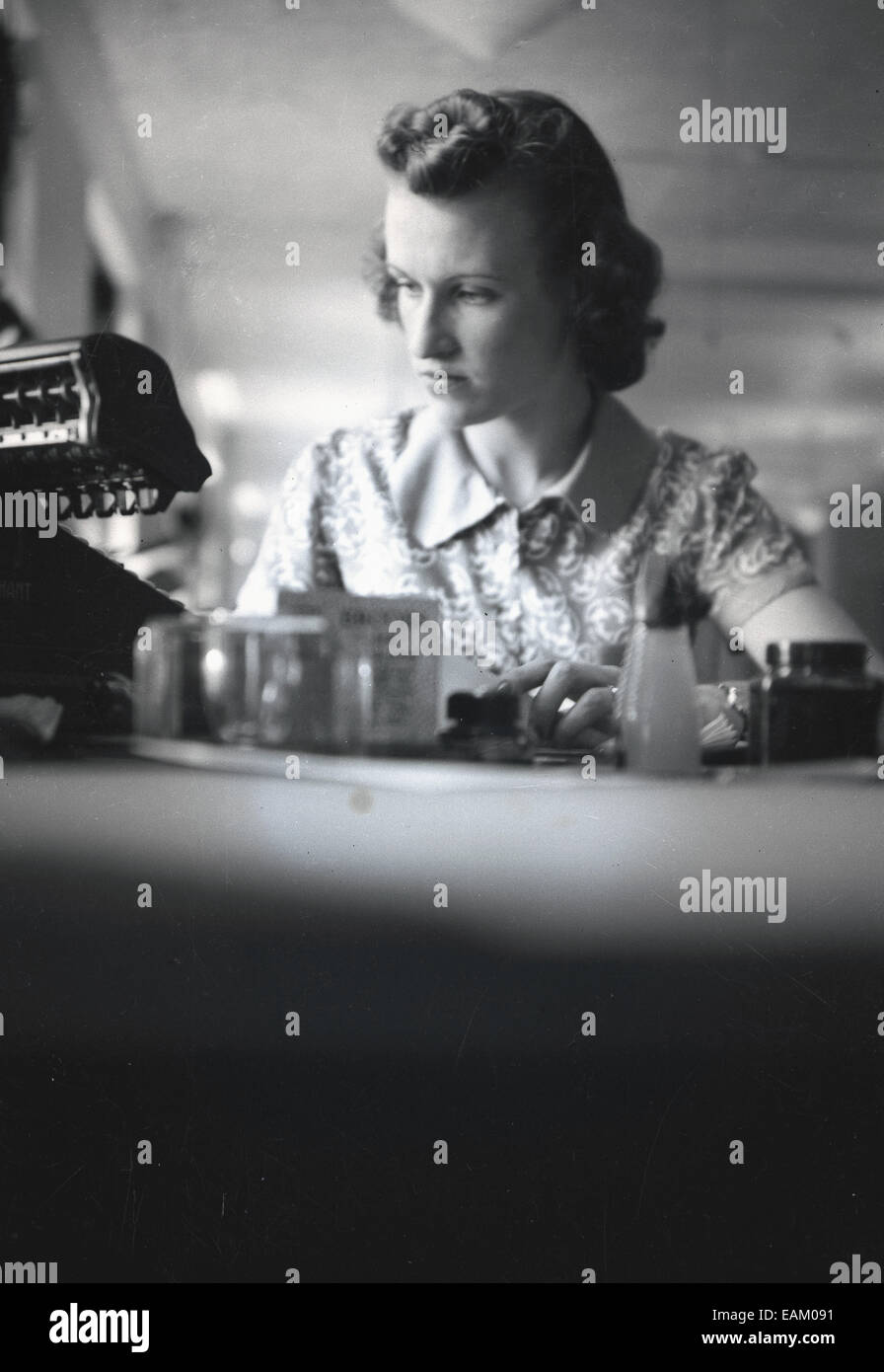 anni '1940, immagine storica che mostra una giovane donna a una scrivania con una macchina da scrivere. Foto Stock