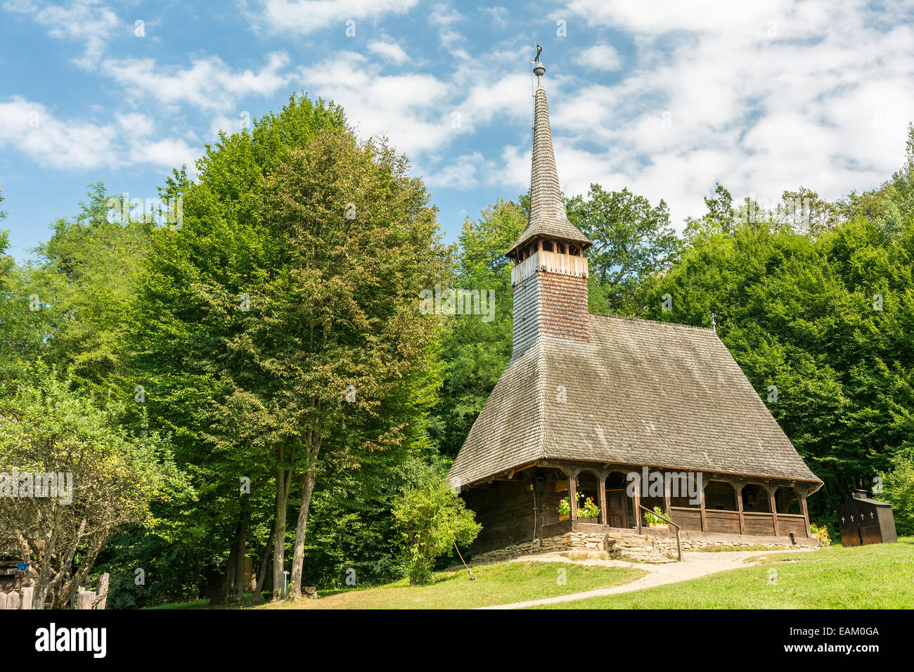 Tradizionale rumena chiesa in legno della foresta Foto Stock