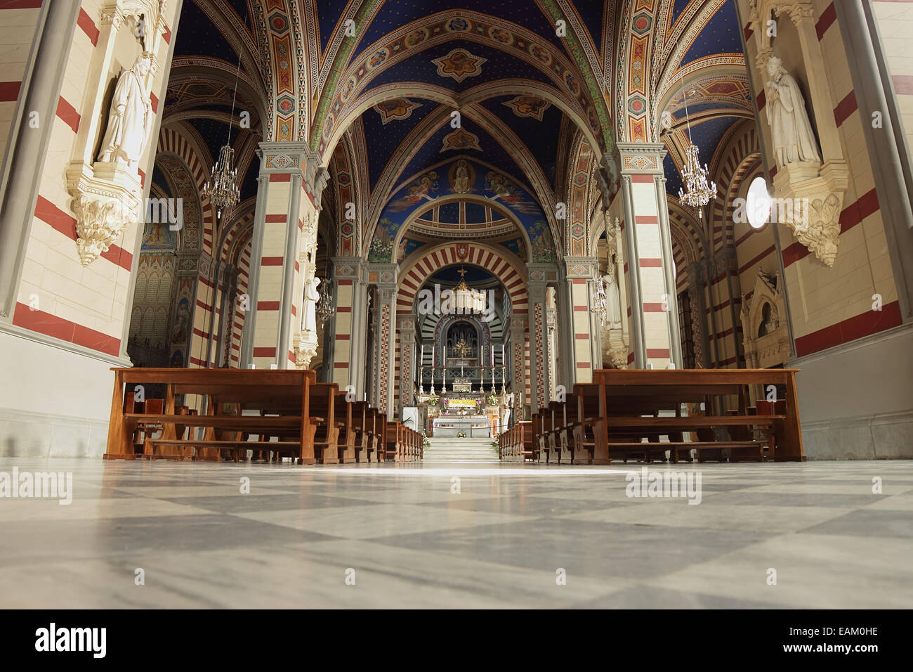 CORTONA, Italia - 18 settembre 2014: Chiesa di Santa Margherita (XIII secolo) vista interna della navata centrale Foto Stock