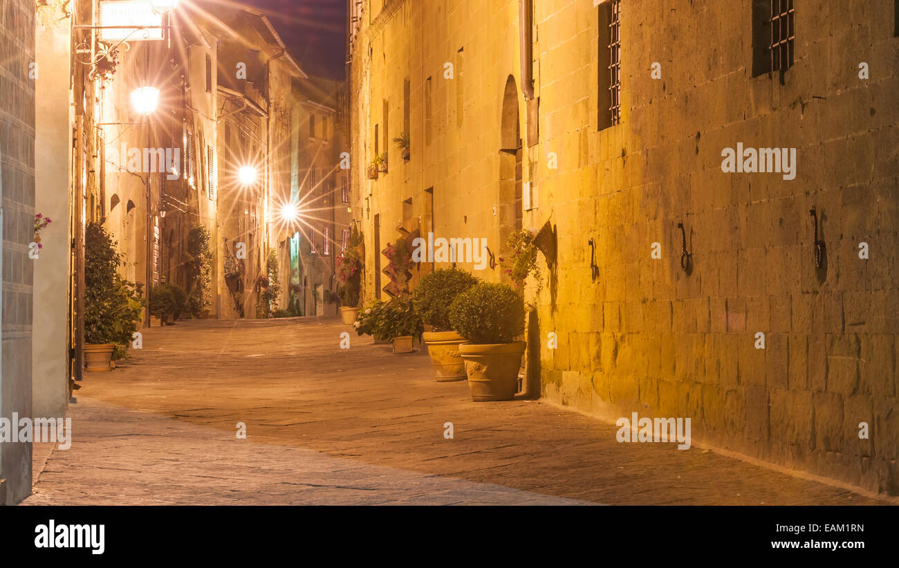 La città italiana a tarda notte in Toscana Foto Stock
