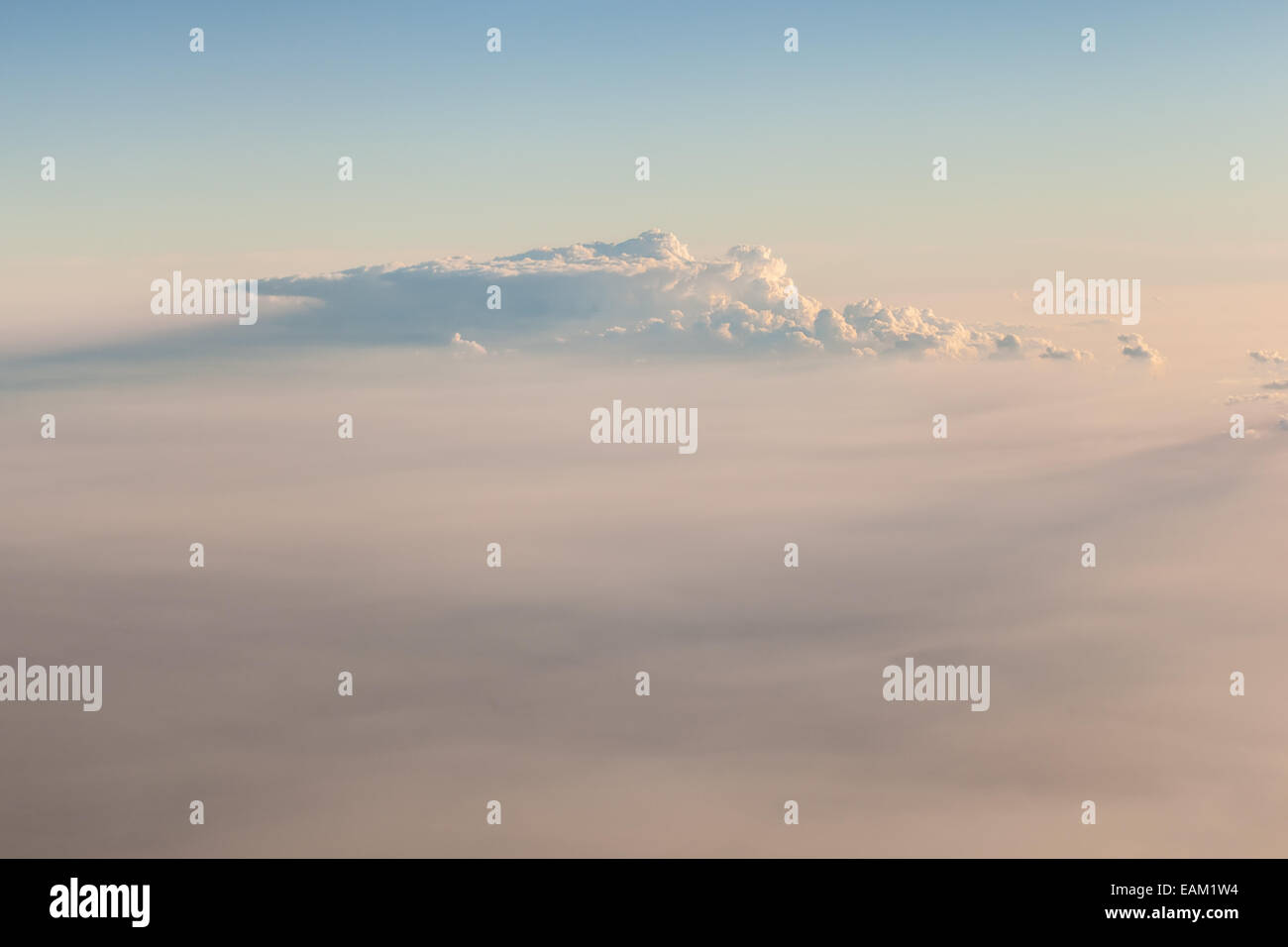 Un mare di nuvole visto da sopra mentre si è in volo in un aereo commerciale Foto Stock