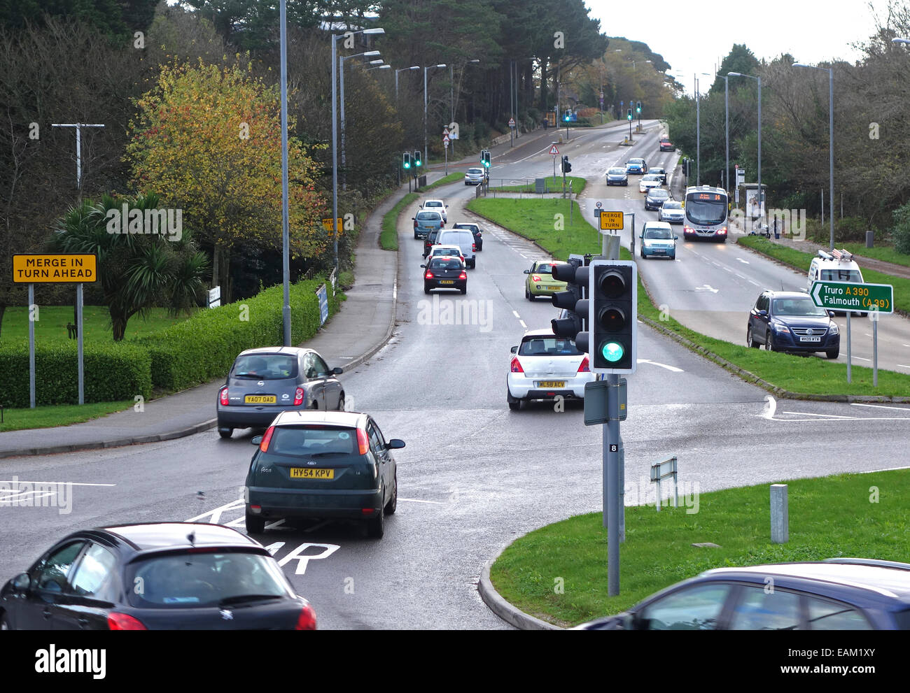 Il flusso del traffico su una strada principale in Truro, Cornwall, Regno Unito Foto Stock