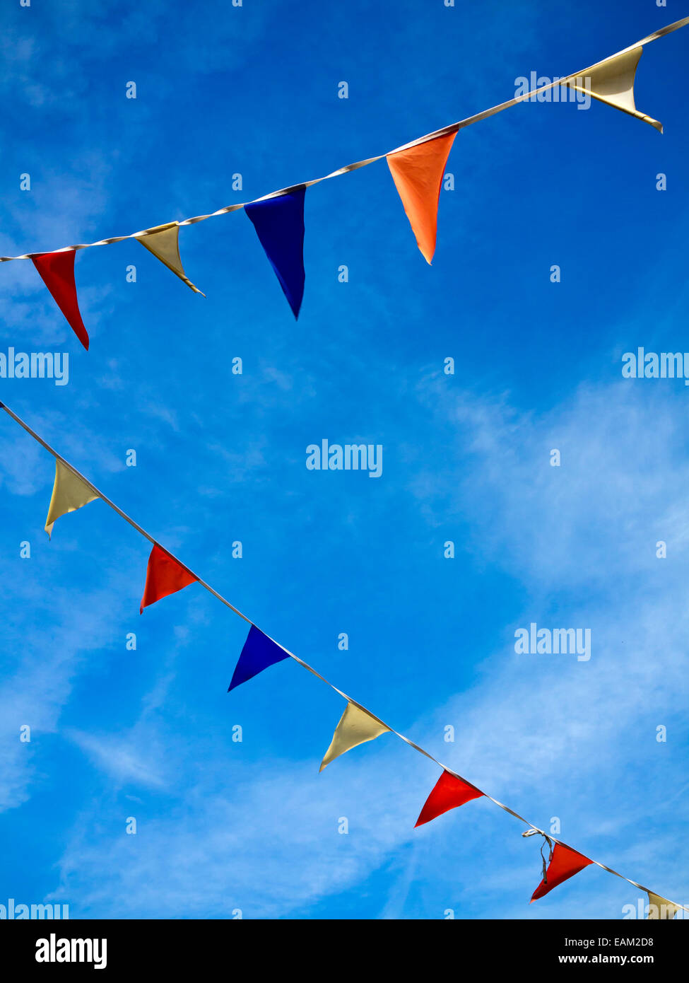 Dettaglio delle colorate bunting bandiere contro un cielo blu in estate Foto Stock