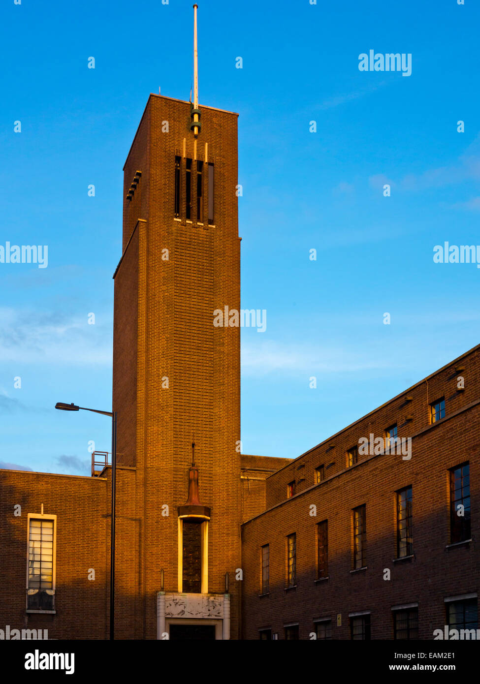 Torre in mattoni di Hornsey Town Hall di Crouch End North London costruito 1935 progettato in stile modernista e dall'architetto Reginald Uren Foto Stock