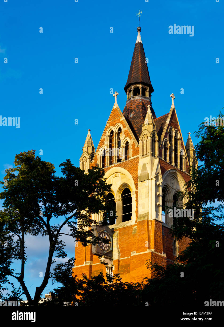 Revival gotico torre di unione Cappella in Upper St Islington North London Inghilterra 1874-90 costruita e progettata da James Cubitt Foto Stock