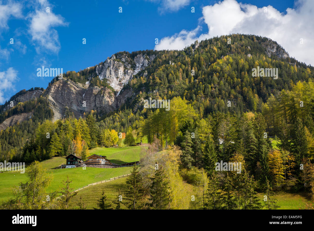 Casa di montagna nelle Dolomiti vicino a Santa Maddalena, Val di Funes, Trentino-Alto Adige, Italia Foto Stock