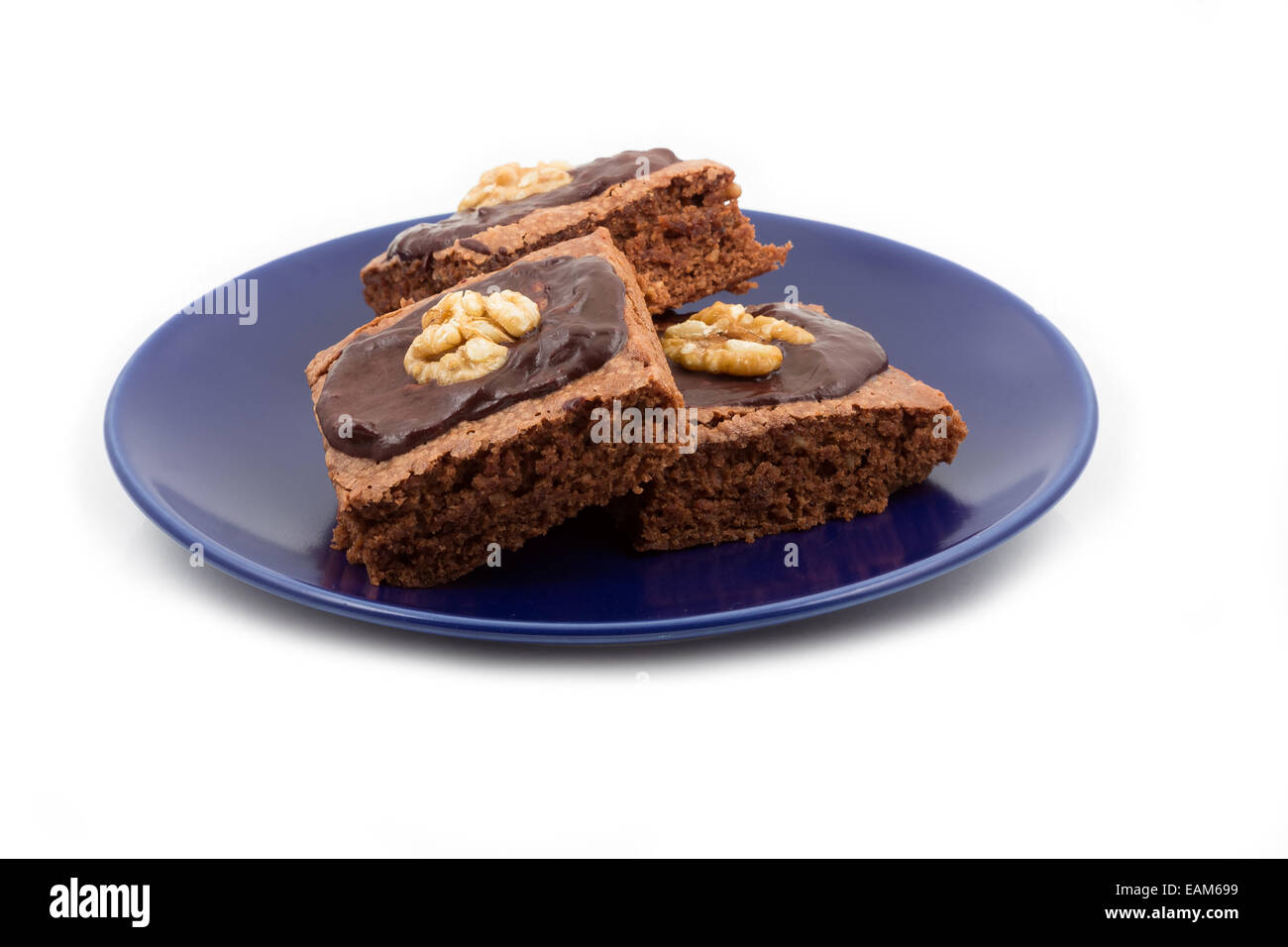 Tre brownie al cioccolato e una noce isolato su bianco Foto Stock