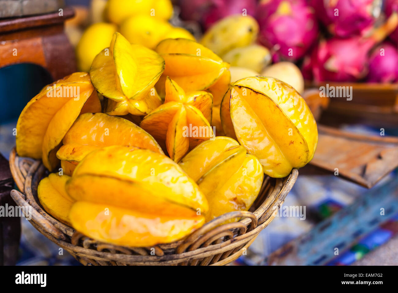 Un cestello di starfruits su un mercato tailandese in stallo a Bangkok, in Thailandia Foto Stock