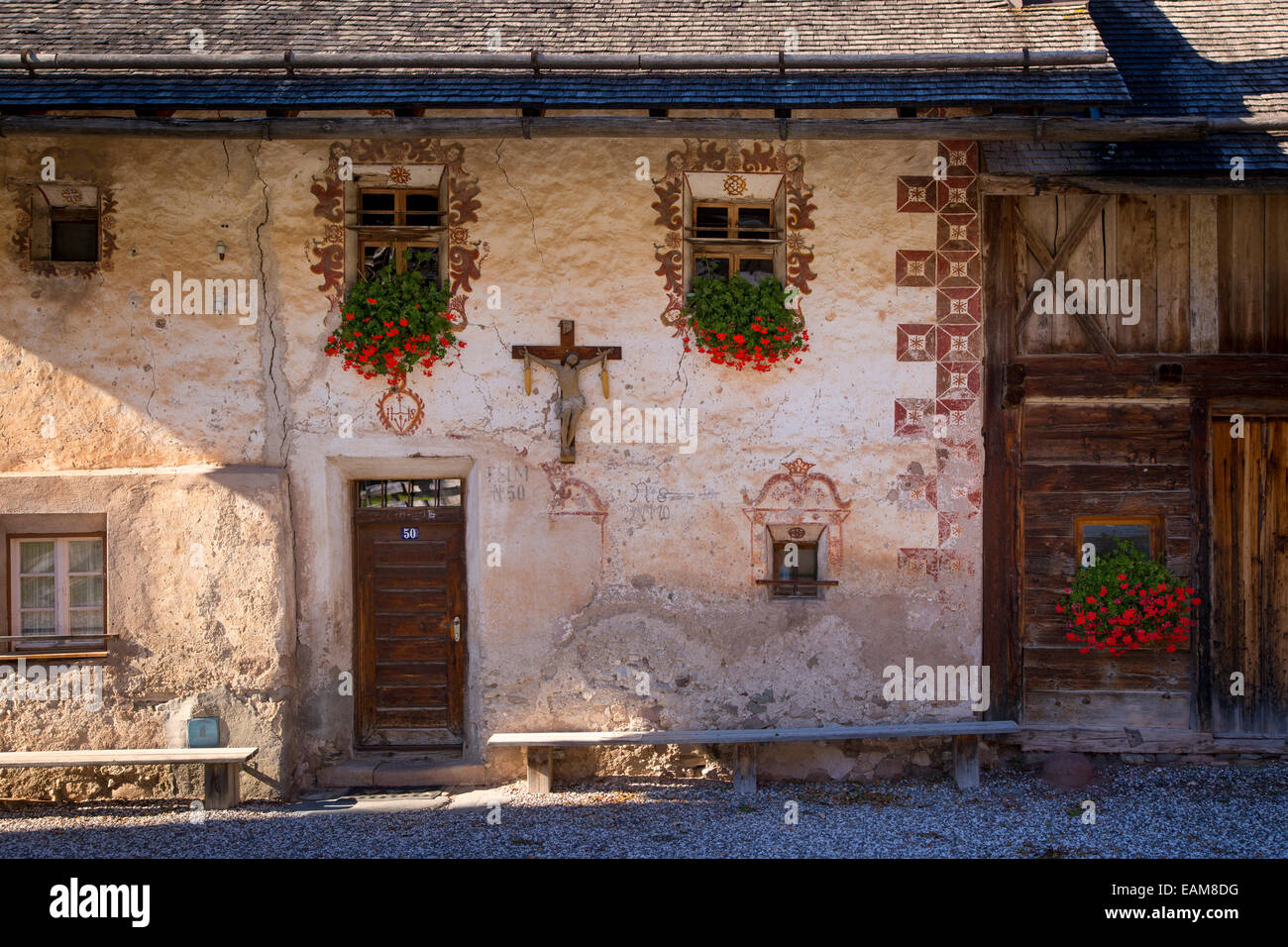 Ingresso anteriore alla casa di Santa Maddalena, Val di Funes, Trentino-Alto Adige, Italia Foto Stock