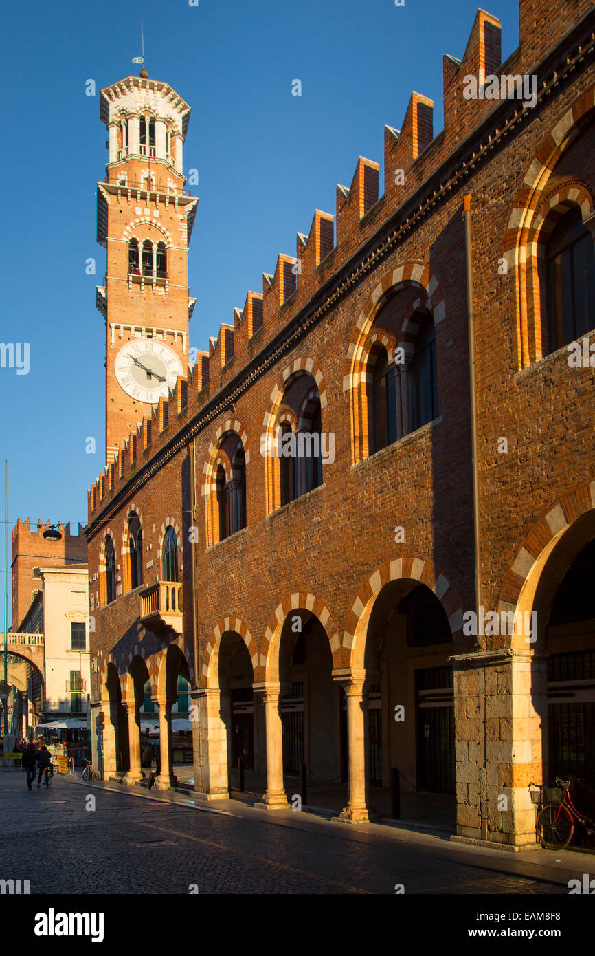 Impostando la luce solare sulla Torre dei Lamberti e gli edifici di Verona, Veneto, Italia Foto Stock