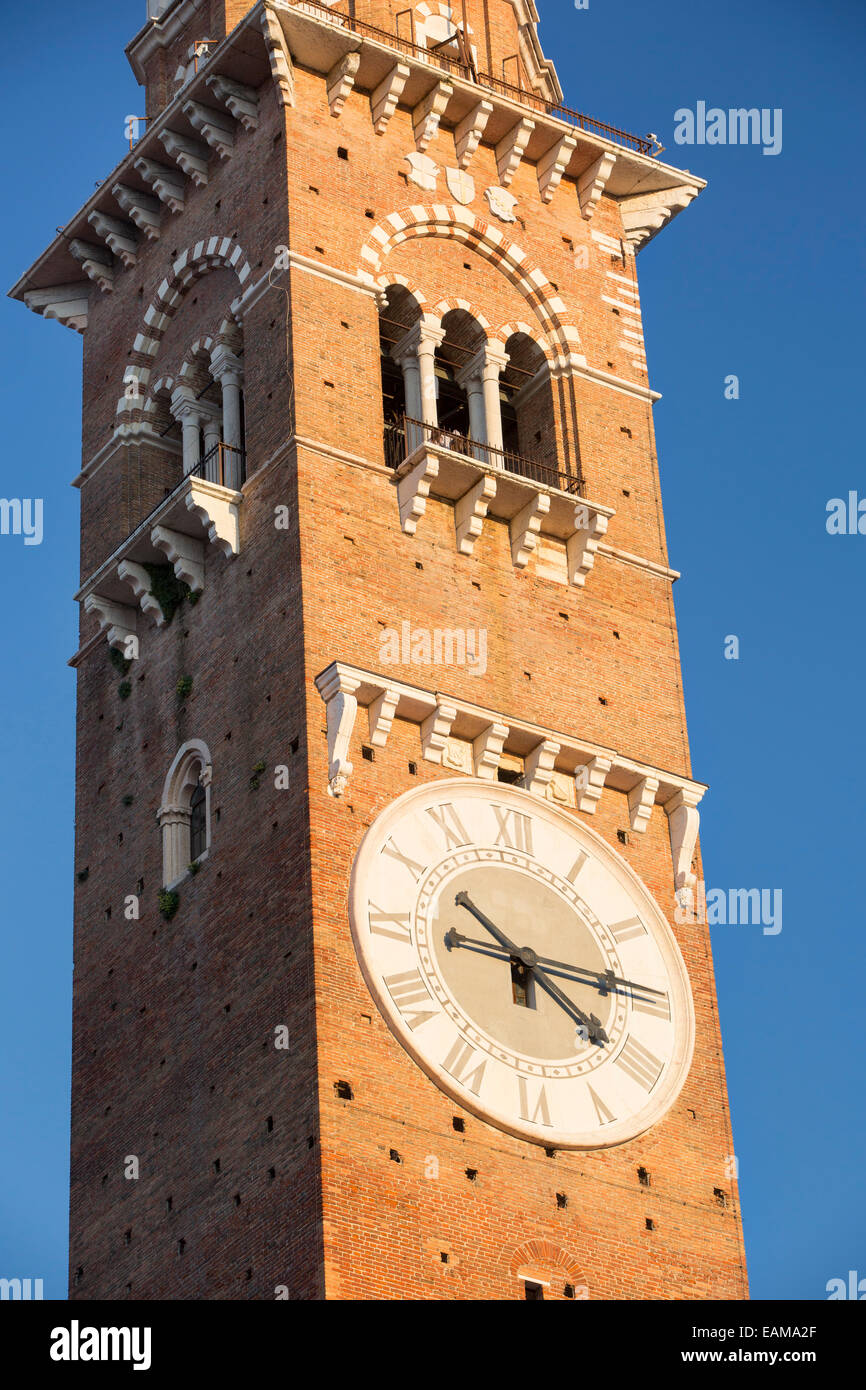 Dettaglio sulla torre Lamberti in Piazza delle Erbe, Verona, Veneto, Italia Foto Stock