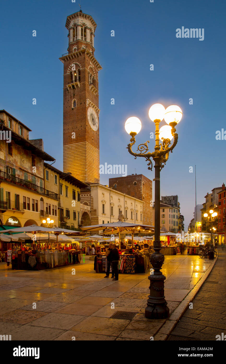 Crepuscolo in Piazza delle Erbe, Verona, Veneto, Italia Foto Stock
