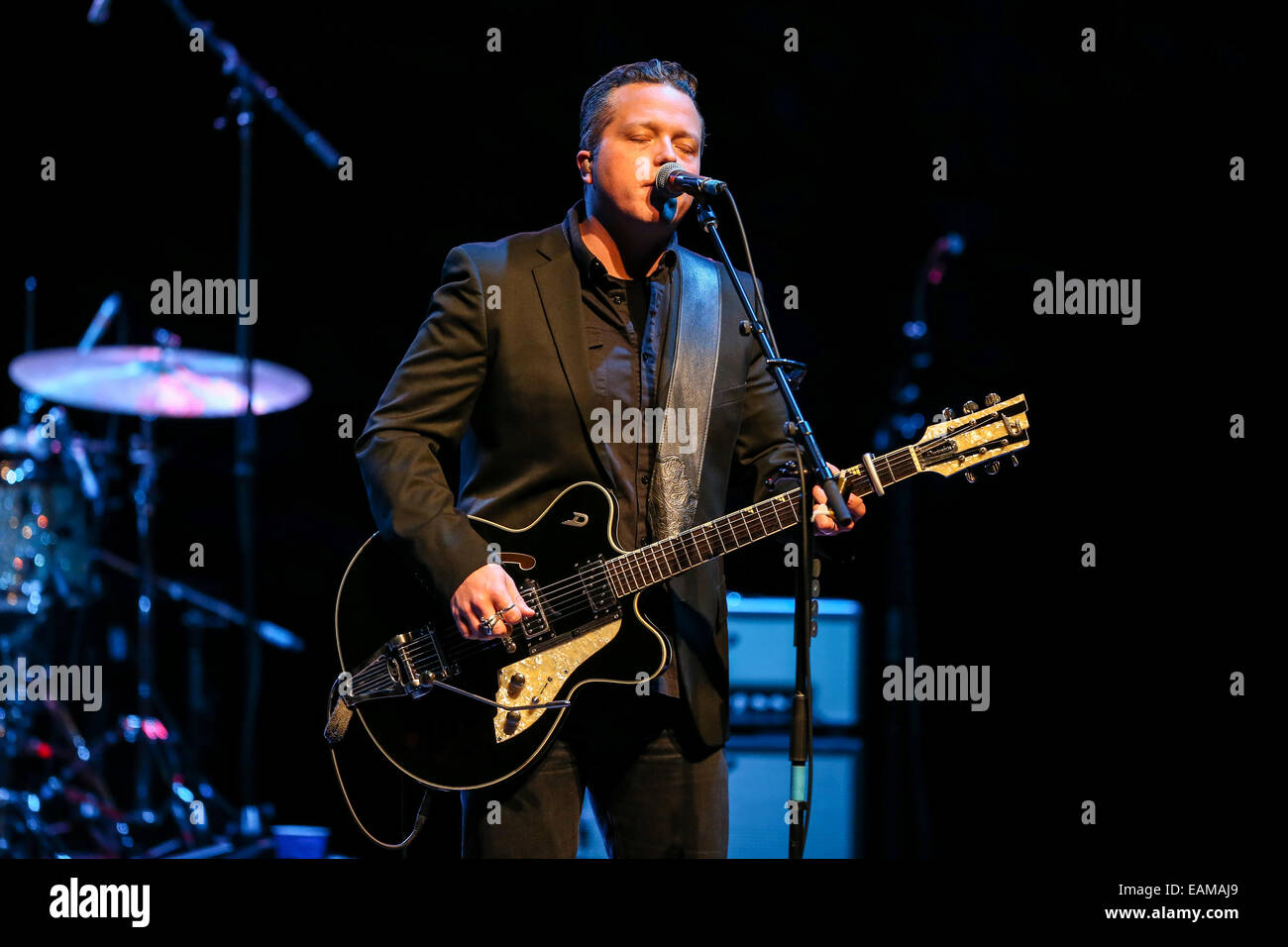 Durham, North Carolina, Stati Uniti d'America. 6 Nov, 2014. Music Artista JASON ISBELL porta il suo Tour 2014 alla Durham Performing Arts Center di Durham, NC. Jason Isbell (nato il 1 febbraio 1979) è un cantante americano-cantautore e chitarrista di una verde collina, Alabama, nella contea di Lauderdale. © Andy Martin Jr./ZUMA filo/Alamy Live News Foto Stock