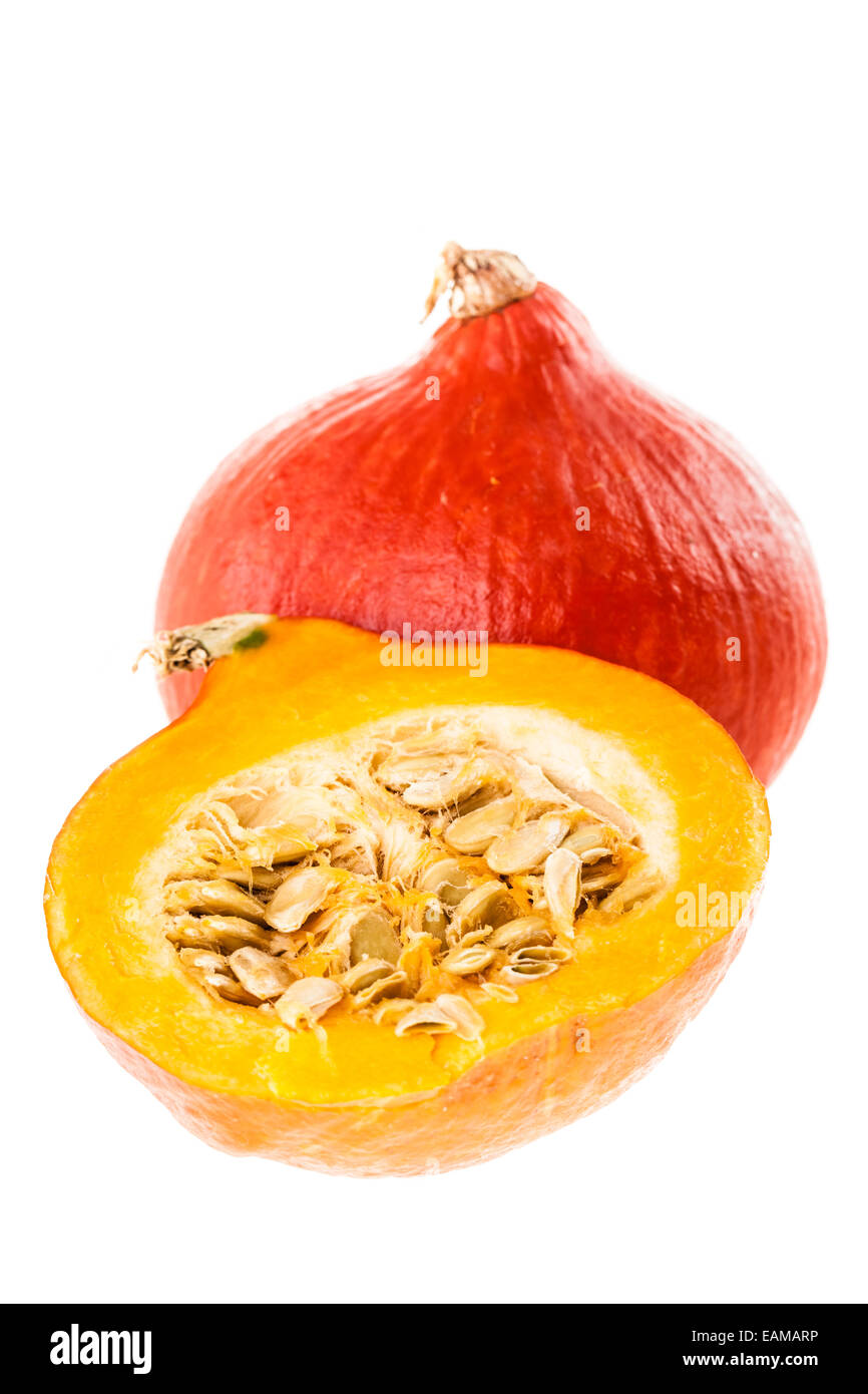 Red kuri, zucca zucca piccola con una metà uno isolato su uno sfondo bianco Foto Stock