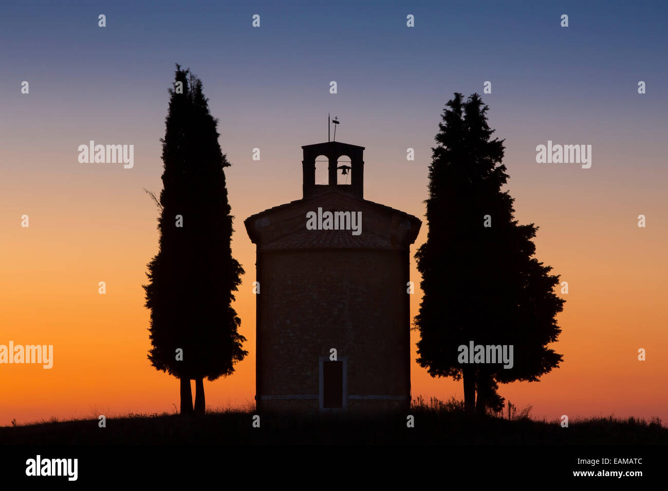 Twilight oltre la piccola Cappella di Vitaleta nei pressi di San Quirico d'Orcia, Toscana, Italia Foto Stock