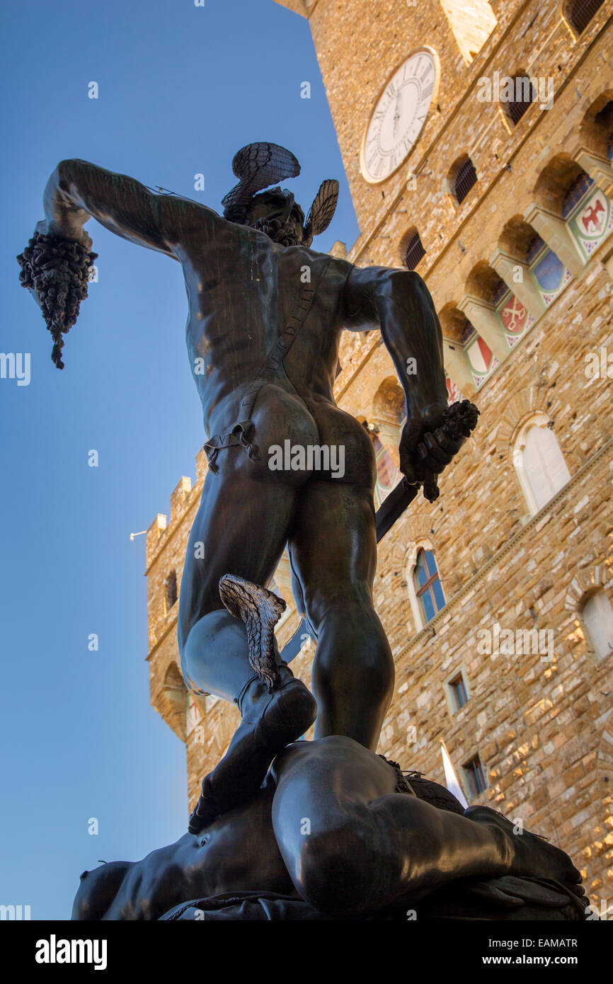 Cellini la scultura di Perseo uccisione di Medussa in Piazza della Signoria, Firenze, Toscana, Italia Foto Stock