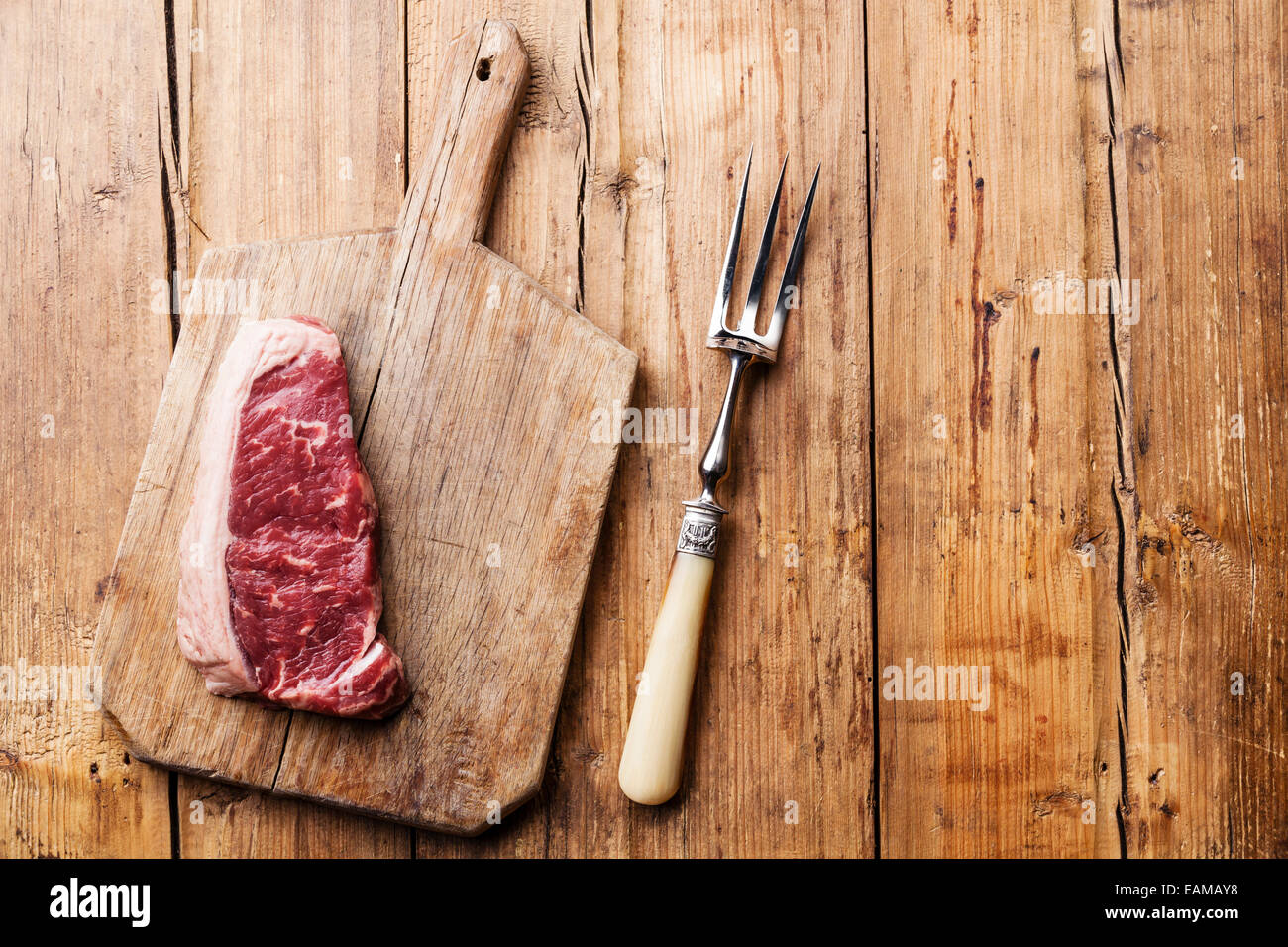 Materie carni fresche bistecca di controfiletto e carne forcella sullo sfondo di legno Foto Stock