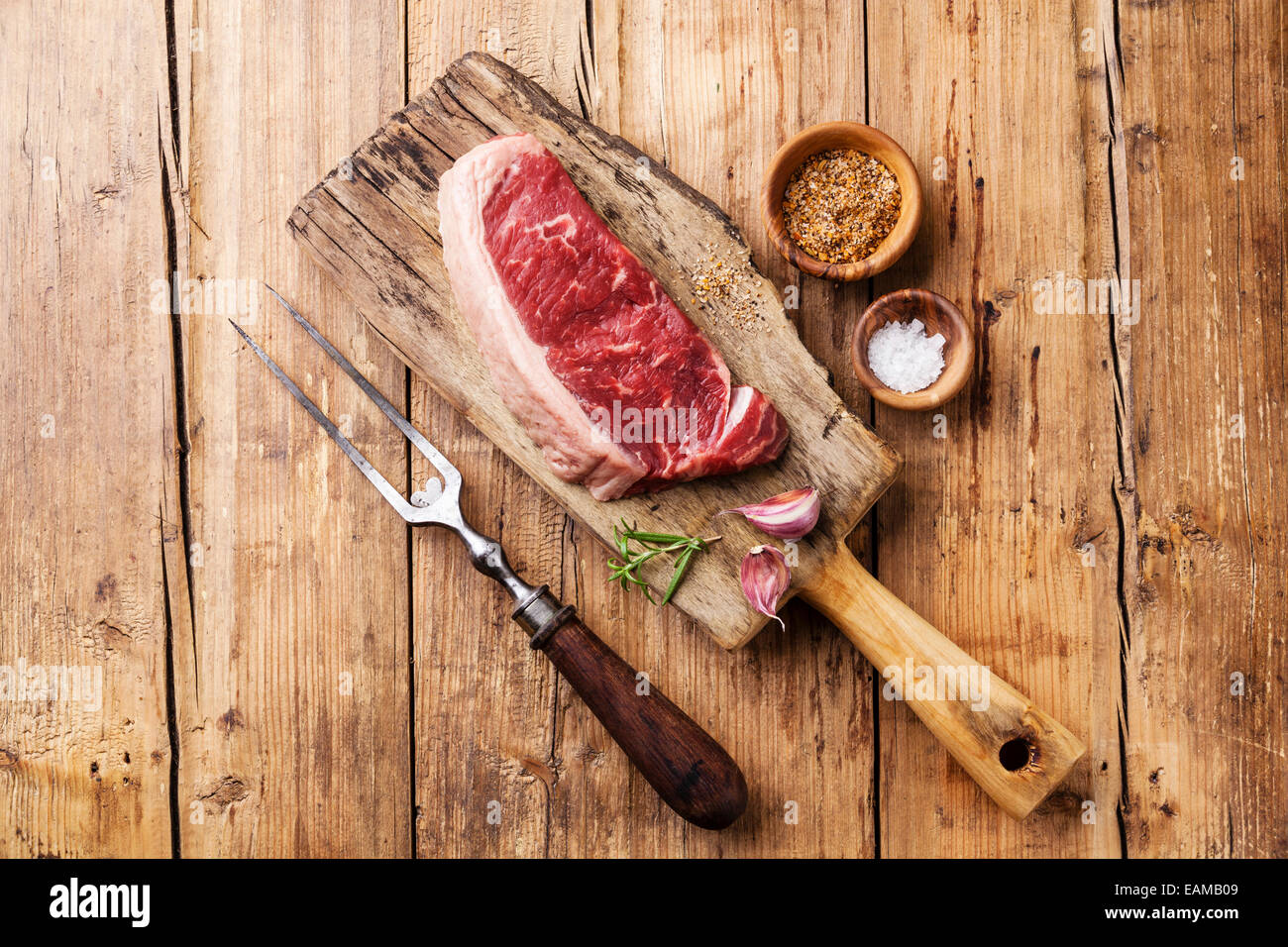 Materie carni fresche del Sud Americano carni bovine Premio New York steak controfiletto su sfondo di legno Foto Stock