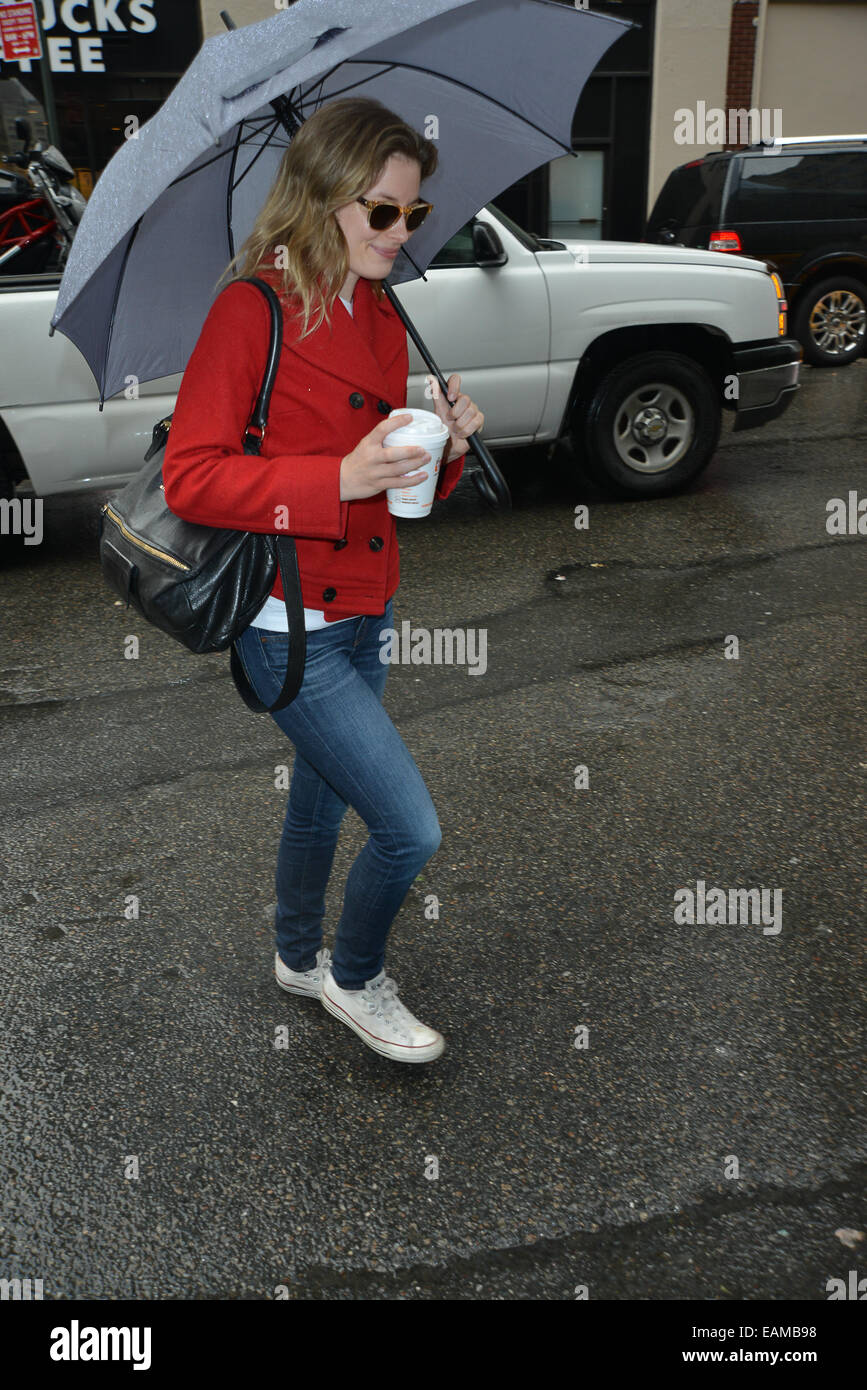 New York Candids dotate: Gillian Jacobs dove: Manhattan, New York, Stati Uniti quando: 15 Maggio 2014 Foto Stock