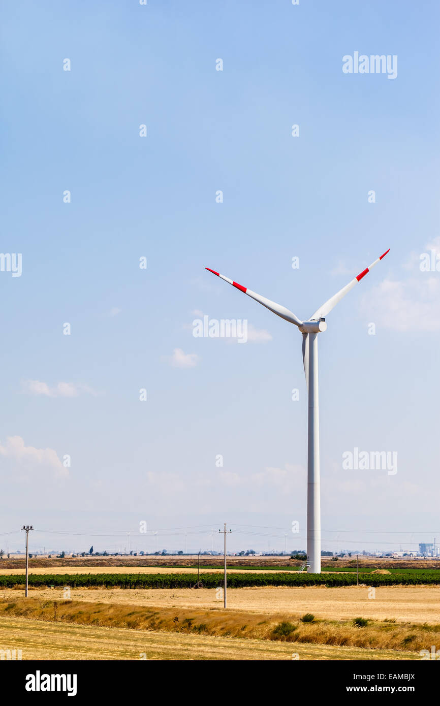 Una singola turbina eolica in campagna Foto Stock