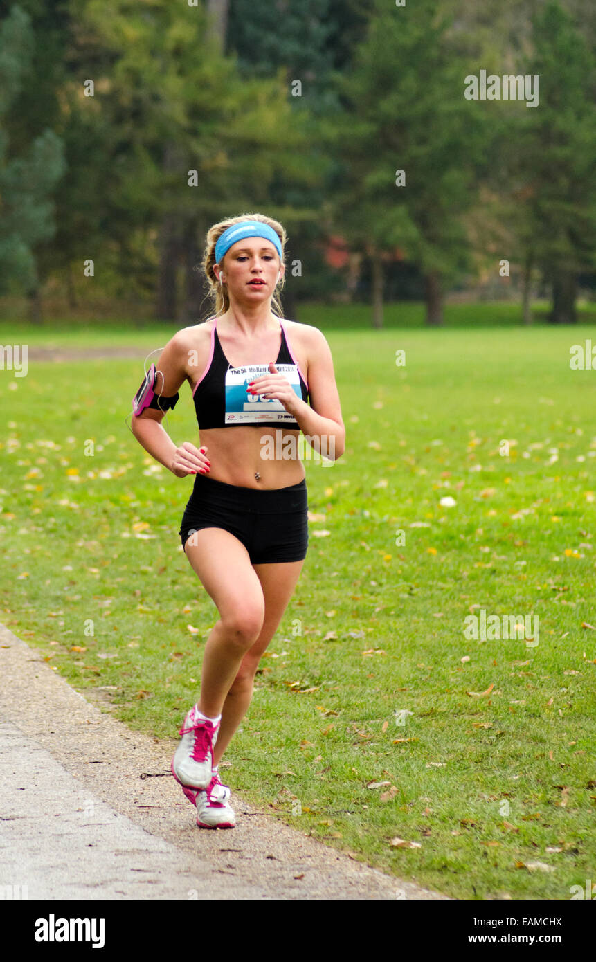 Femminile a Cardiff 5k Morun, Cardiff 2014, parte di Movember mens salute eventi per la raccolta di fondi Foto Stock