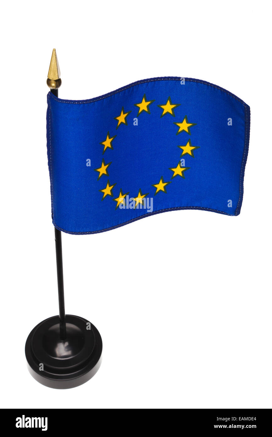Piccola bandiera dell'UE in una gabbia isolata su uno sfondo bianco. Angolo di alta. Foto Stock