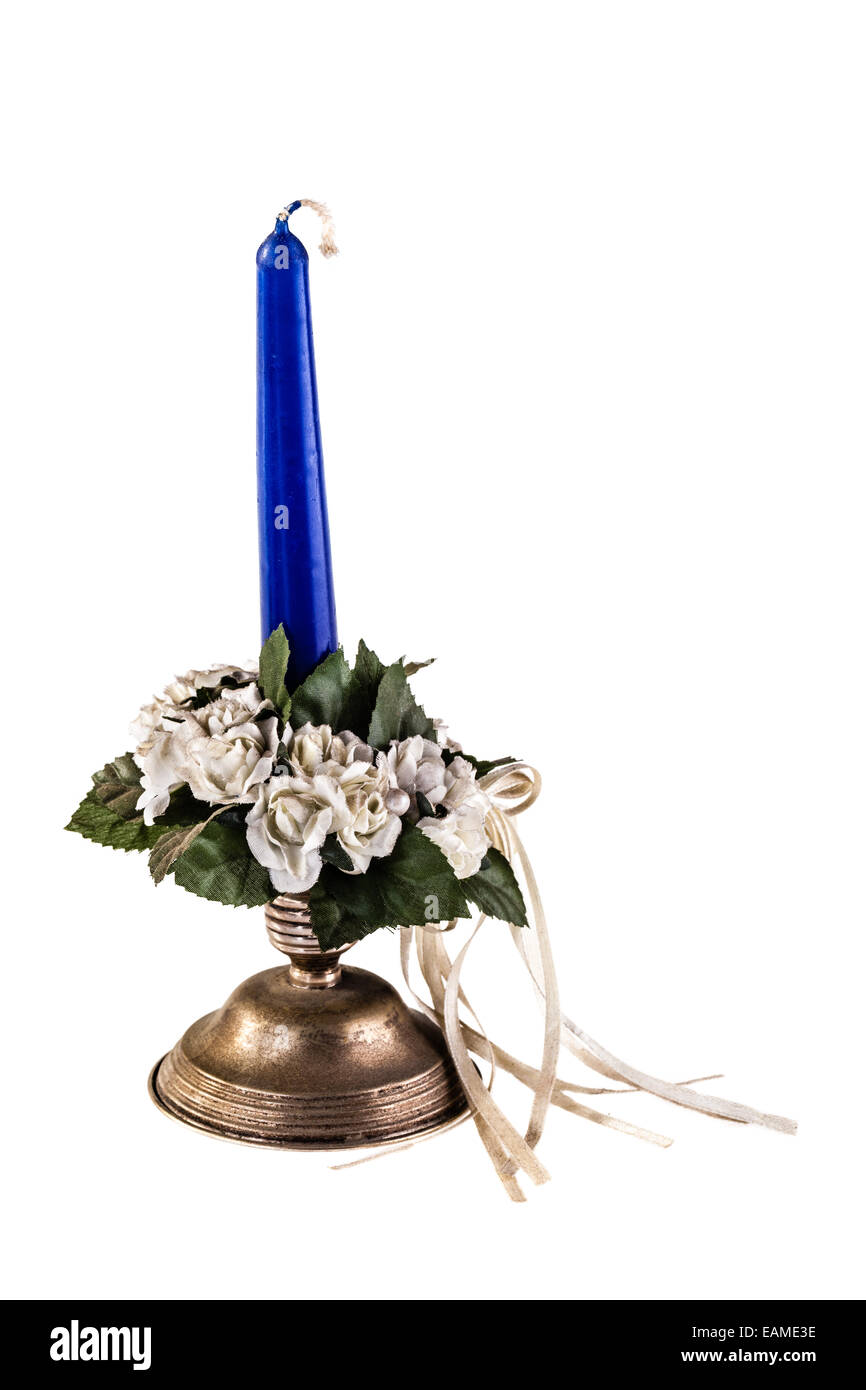 Retrò antico candeliere con candela blu isolate su uno sfondo bianco Foto Stock