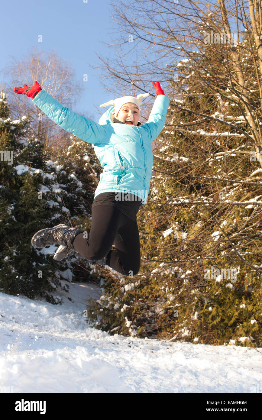 Sorridente ragazza carina all'aperto del salto e facendo la appoggiate Foto Stock