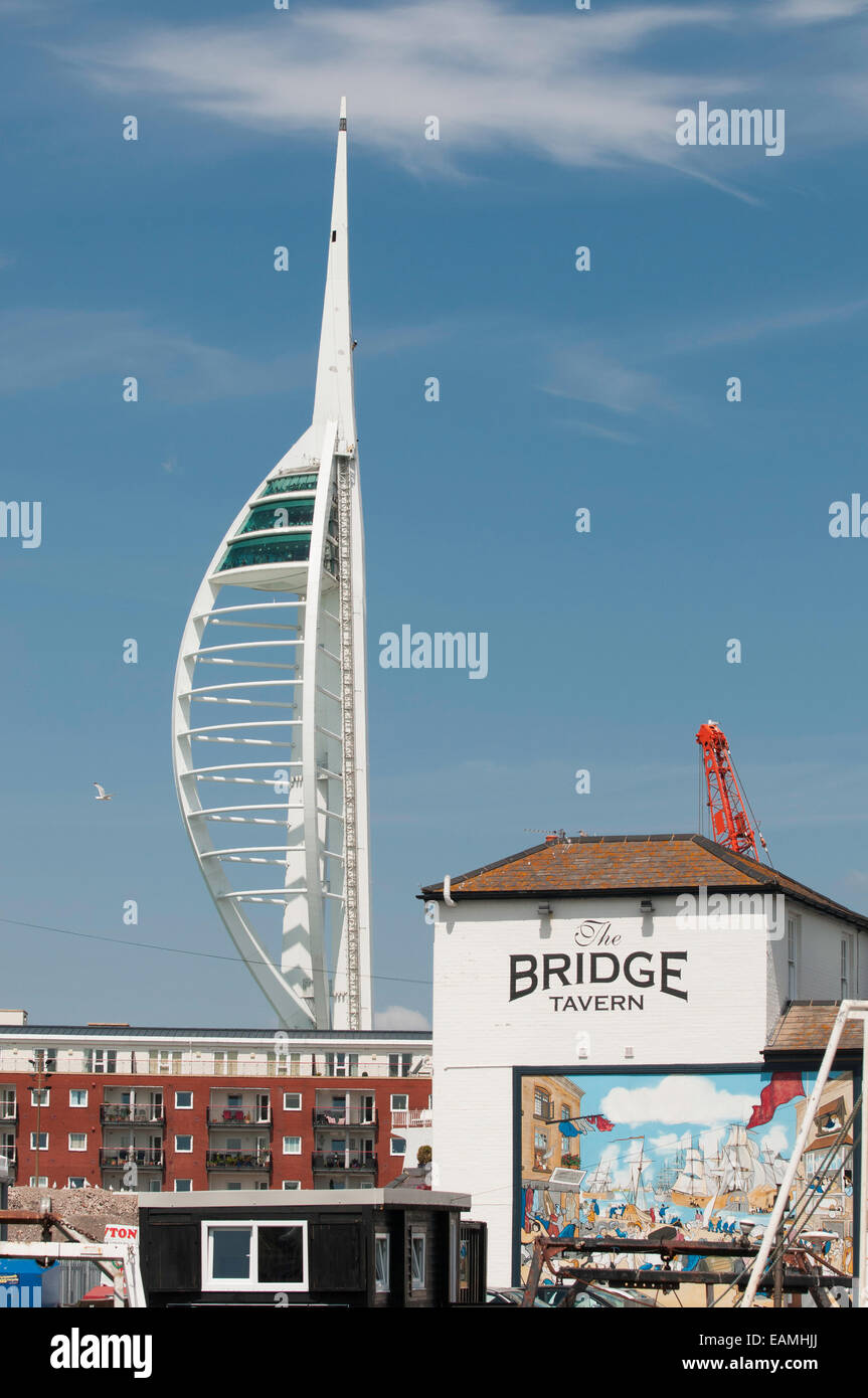 Spinnaker Tower ( 170 M ) (560 ft ) sollevandosi al di sopra di appartamenti e il Ponte taverna. Portsmouth, Hampshire , Inghilterra REGNO UNITO Foto Stock