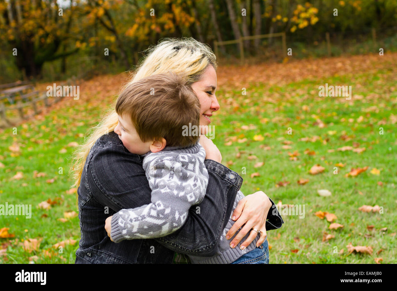 Stile di vita il ritratto di una madre e suo figlio all'aperto in autunno. Foto Stock