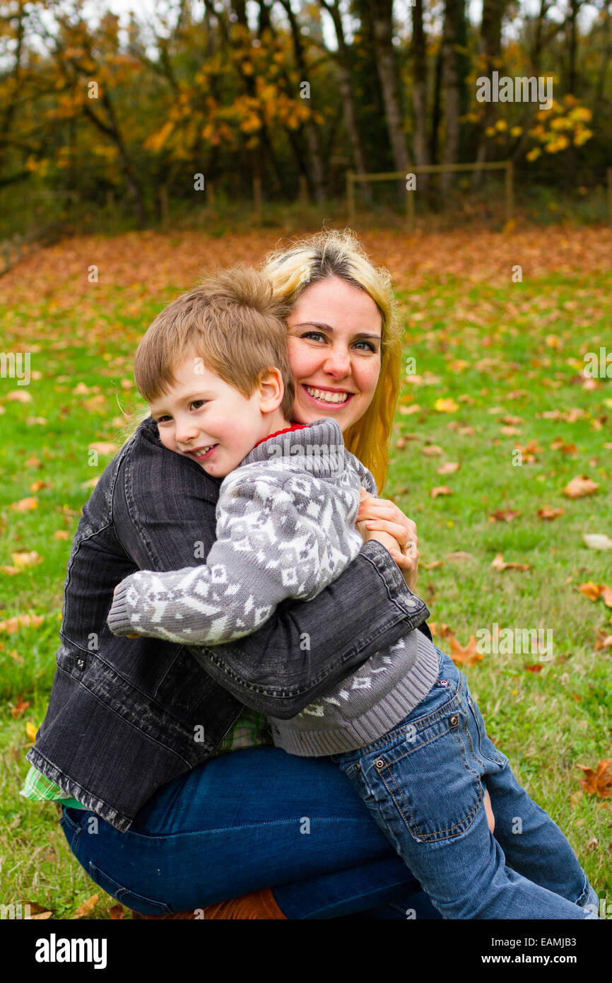 Stile di vita il ritratto di una madre e suo figlio all'aperto in autunno. Foto Stock