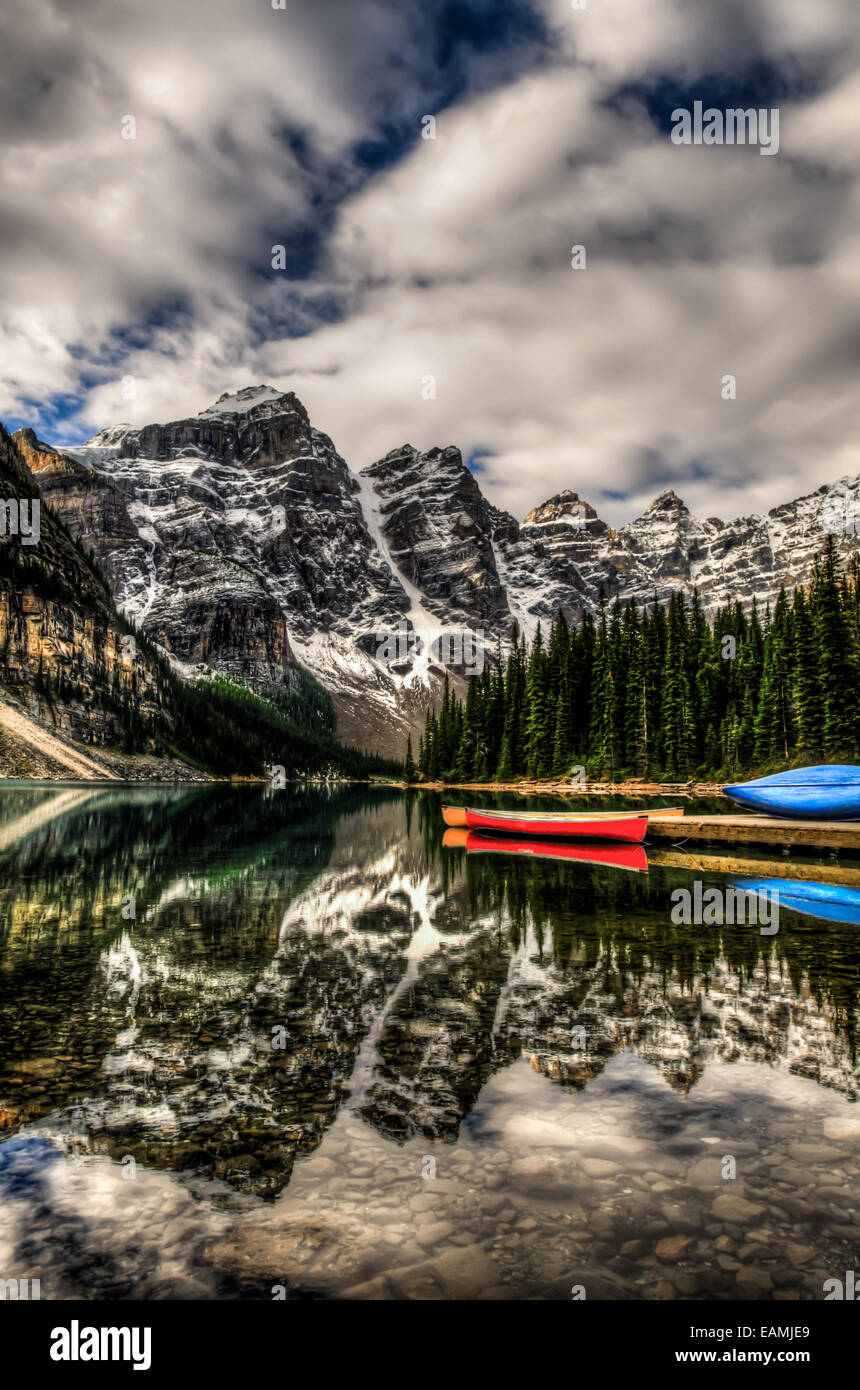 Scenic paesaggio di montagna del Lago Moraine e la valle di dieci picchi, il Parco Nazionale di Banff Alberta Canada Foto Stock