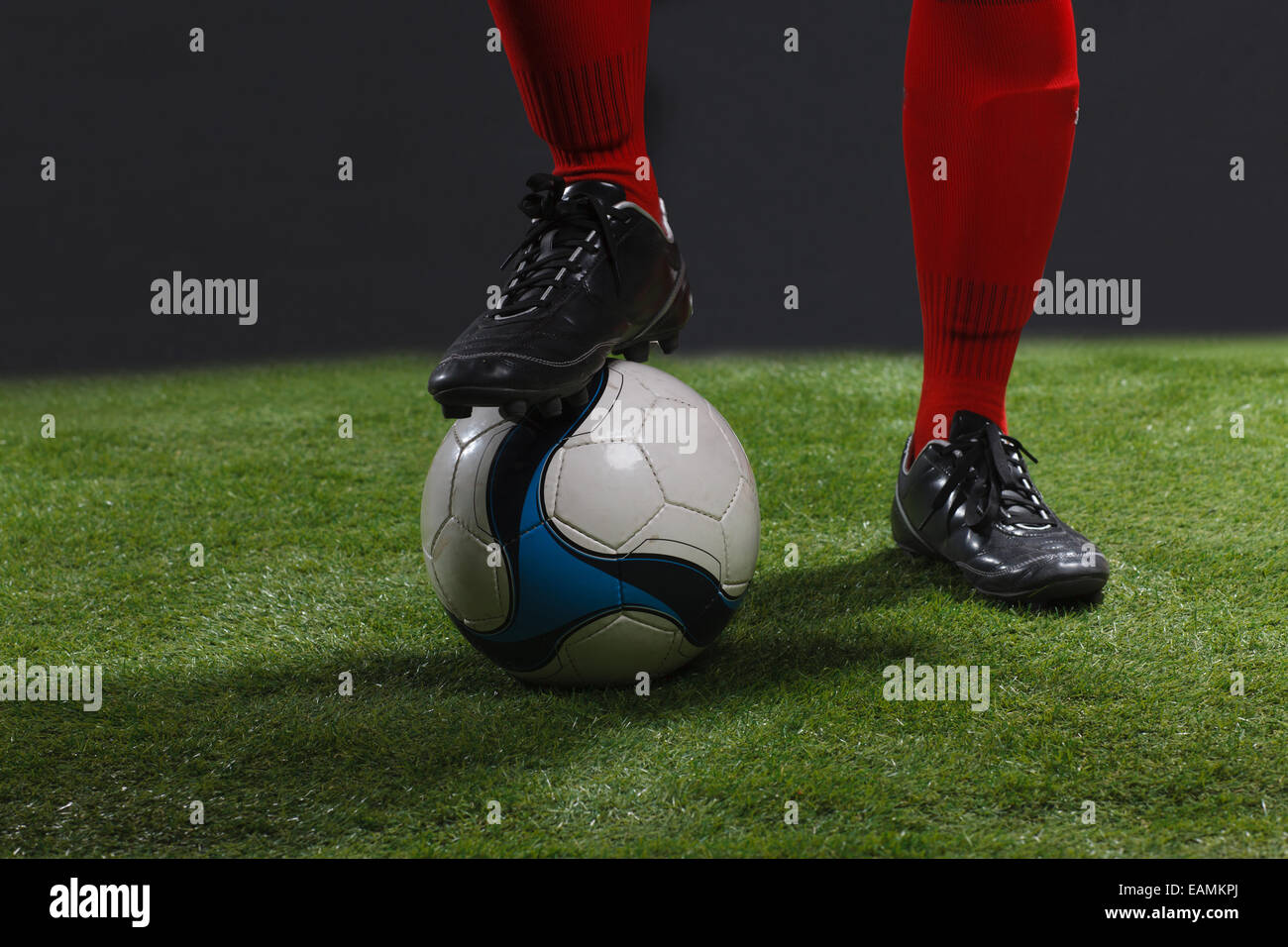 Il giocatore di football il piede sul calcio Foto Stock