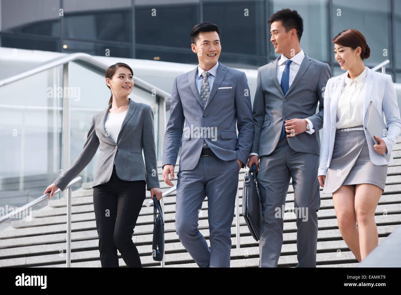 Quattro uomini di affari che parla in modo da lavorare Foto Stock