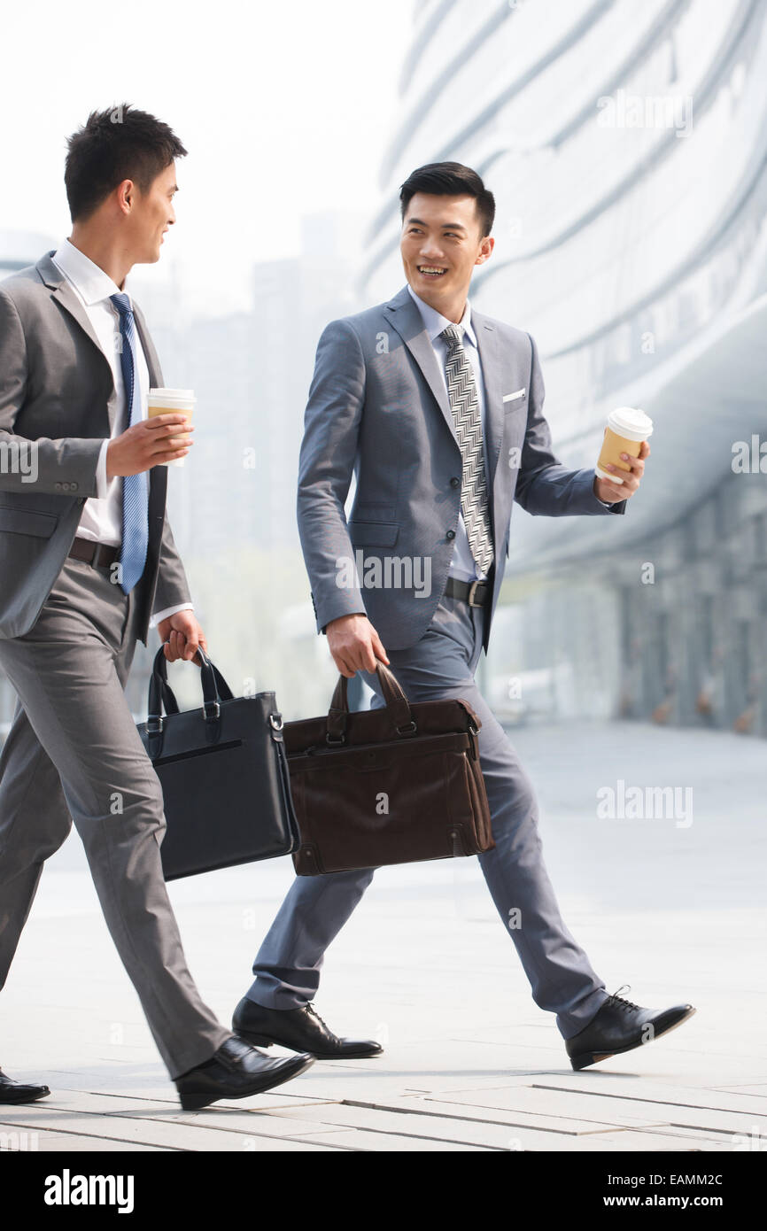 Due uomini di affari in fretta al lavoro Foto Stock