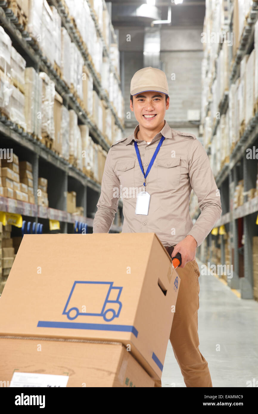 Est di mezza età il personale della logistica nel lavoro Foto Stock