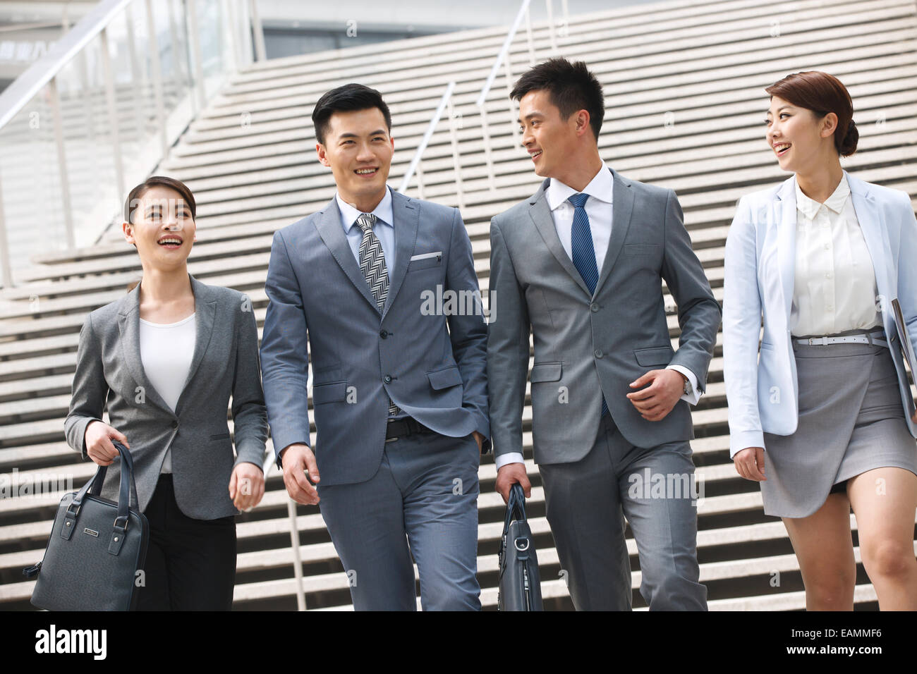 Quattro uomini di affari che parla in modo da lavorare Foto Stock