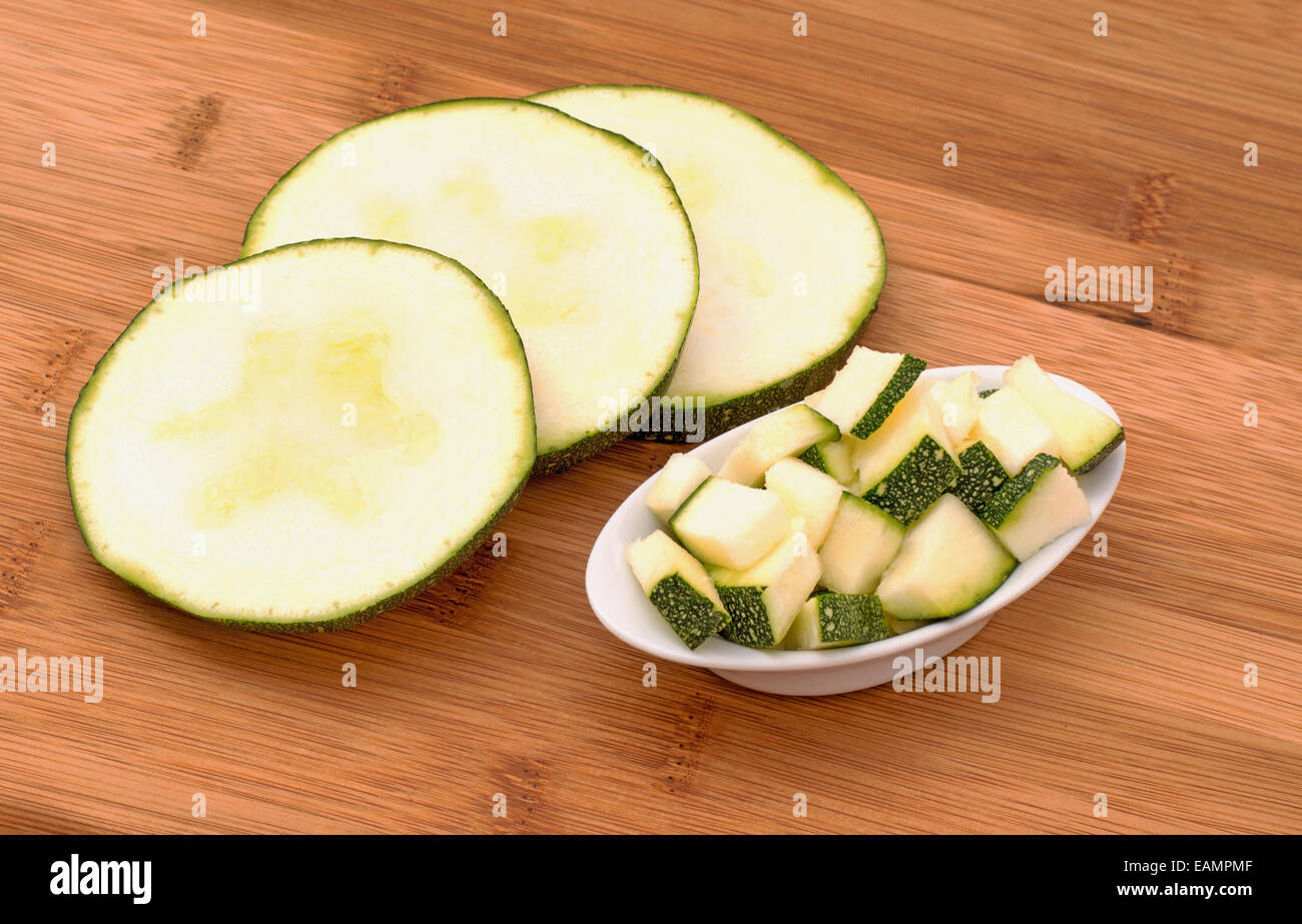 Fette di zucchine su un piatto di legno Foto Stock