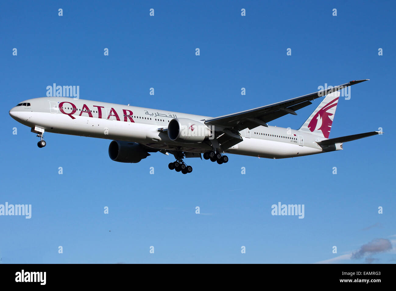 Qatar Airways Boeing 777-300 approcci pista 27L all'Aeroporto di Londra Heathrow. Foto Stock