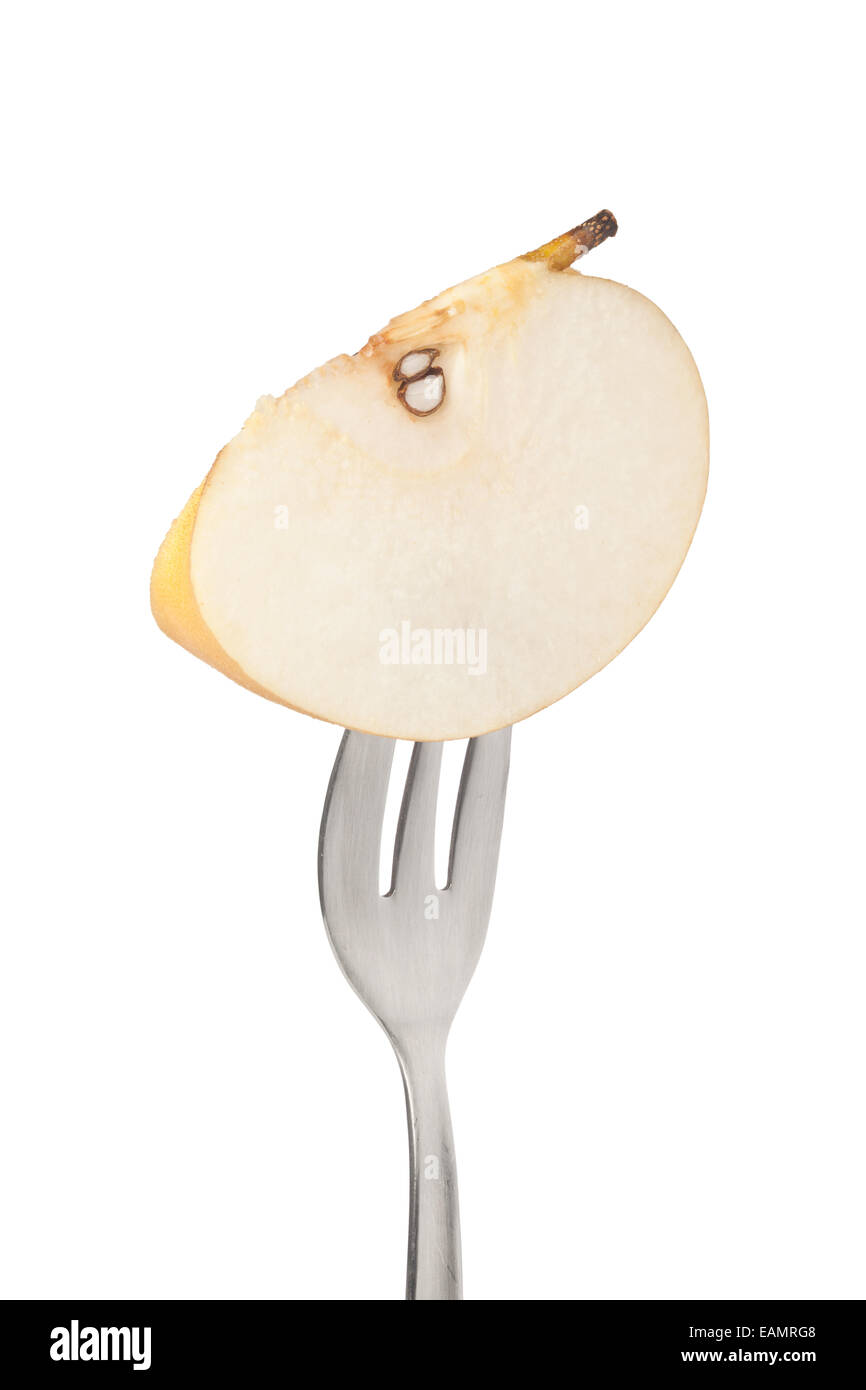 Fette di pera asiatica su una forcella isolati su sfondo bianco Foto Stock