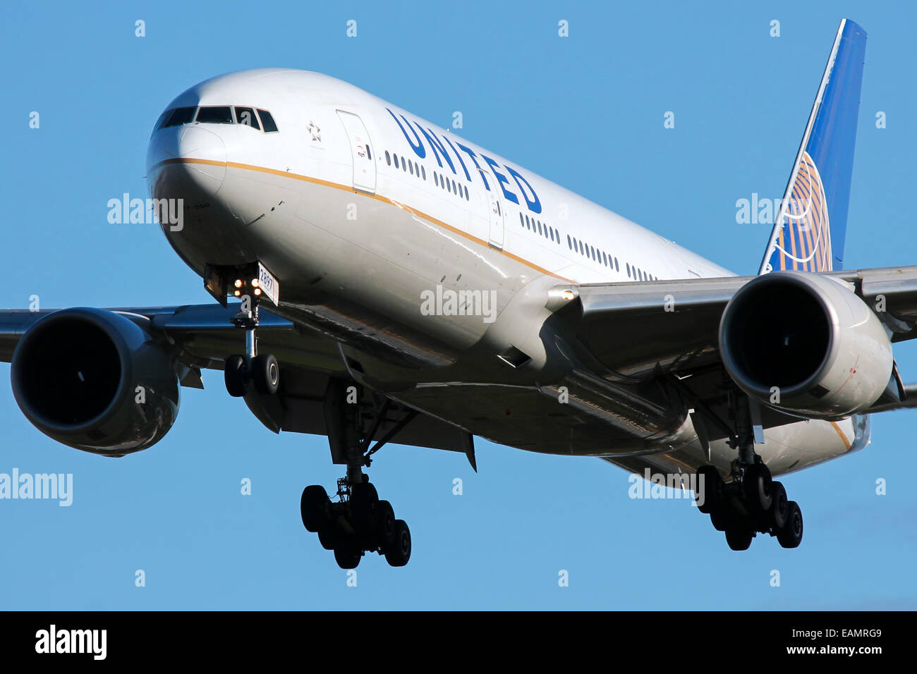 United Airlines Boeing 777-200 approcci pista 27L all'Aeroporto di Londra Heathrow. Foto Stock