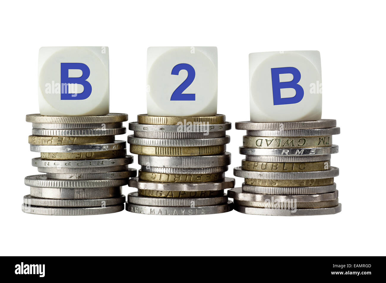 Pile di monete con le lettere B2B isolata su sfondo bianco Foto Stock