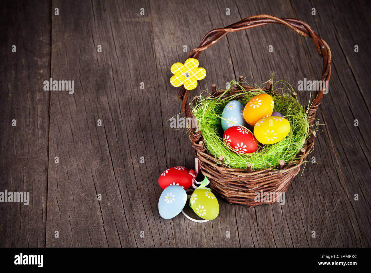 Pasqua cesto su un tavolo di legno Foto Stock