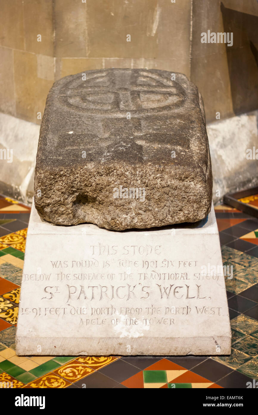 Pietra con il san Patrizio Croce trovò vicino al Saint Patricks Cathedral a Dublino, Irlanda Foto Stock