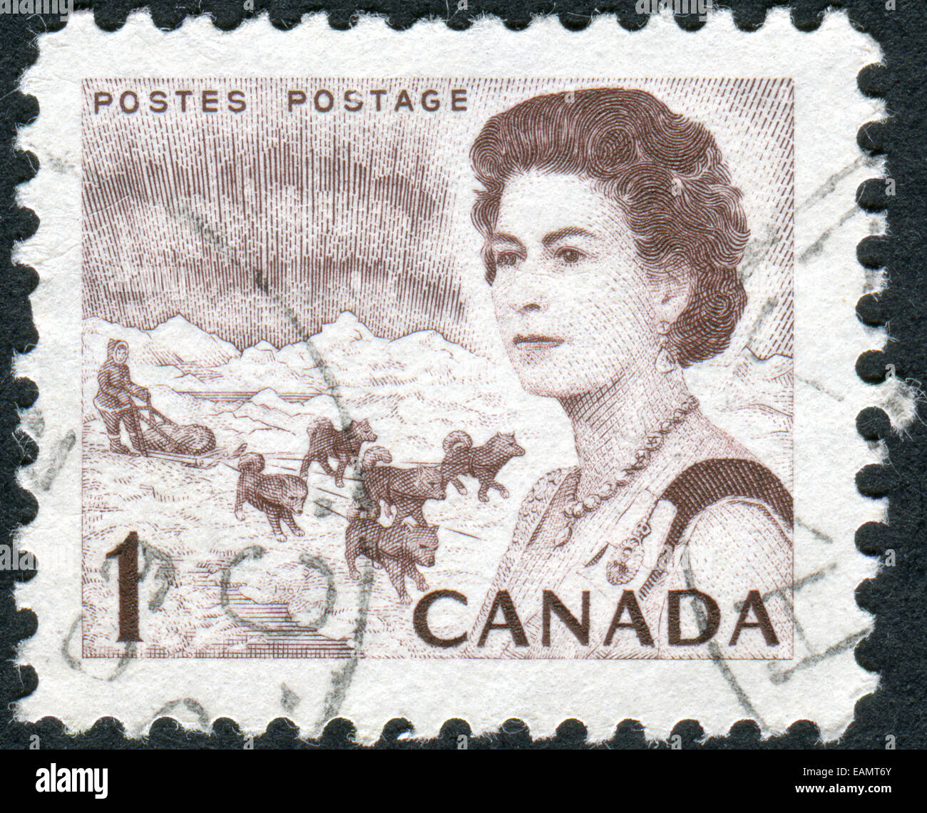 Francobollo stampato in Canada, mostra luci del nord e un cane, un ritratto della regina Elisabetta II Foto Stock