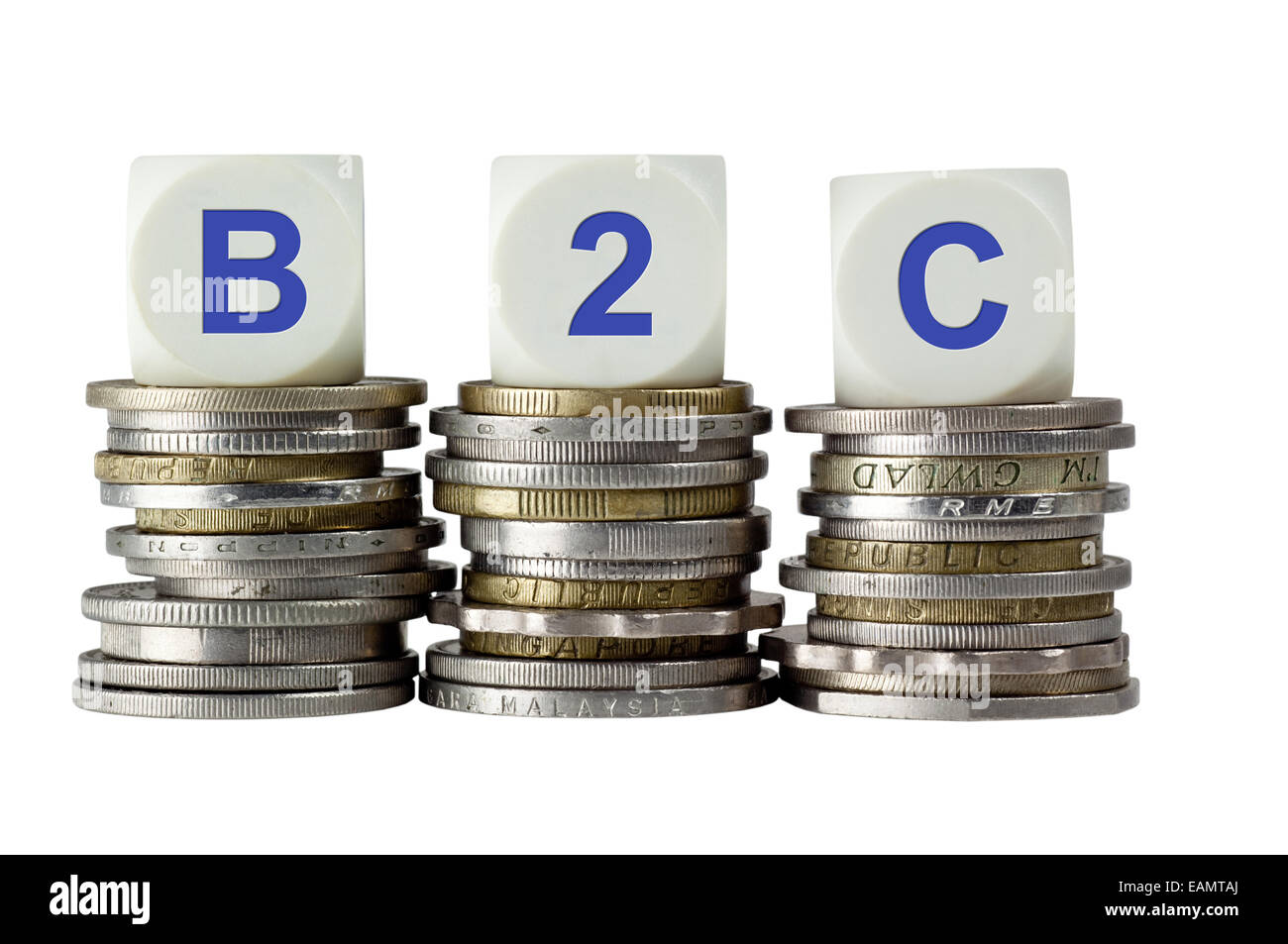 Pile di monete con le lettere B2C isolato su sfondo bianco Foto Stock