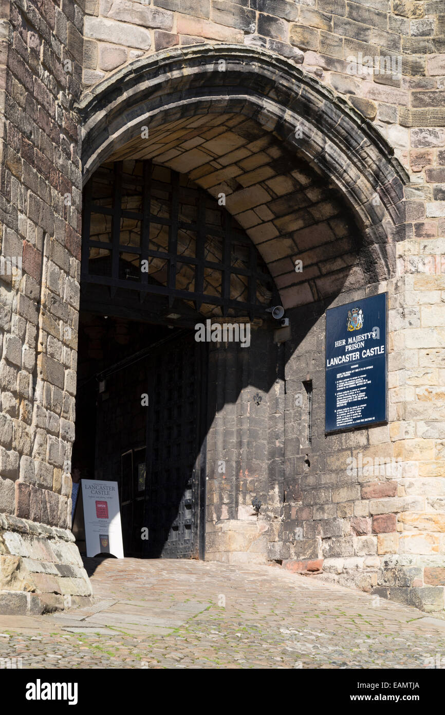 Regno Unito, Lancaster, ingresso al castello. Il castello è anche utilizzato come prigione. Foto Stock