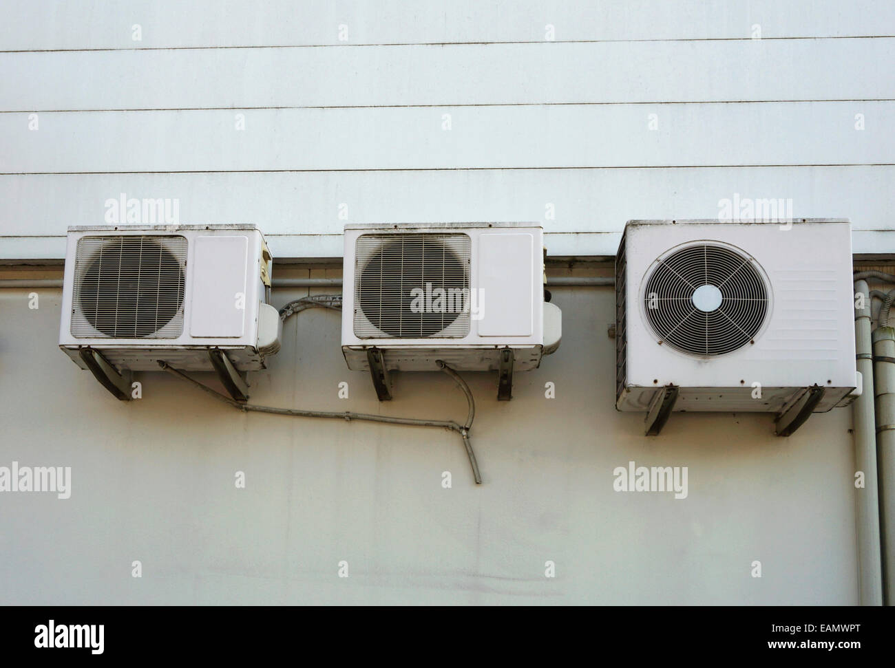 Le unità aria condizionata sul lato dell'edificio. Foto Stock