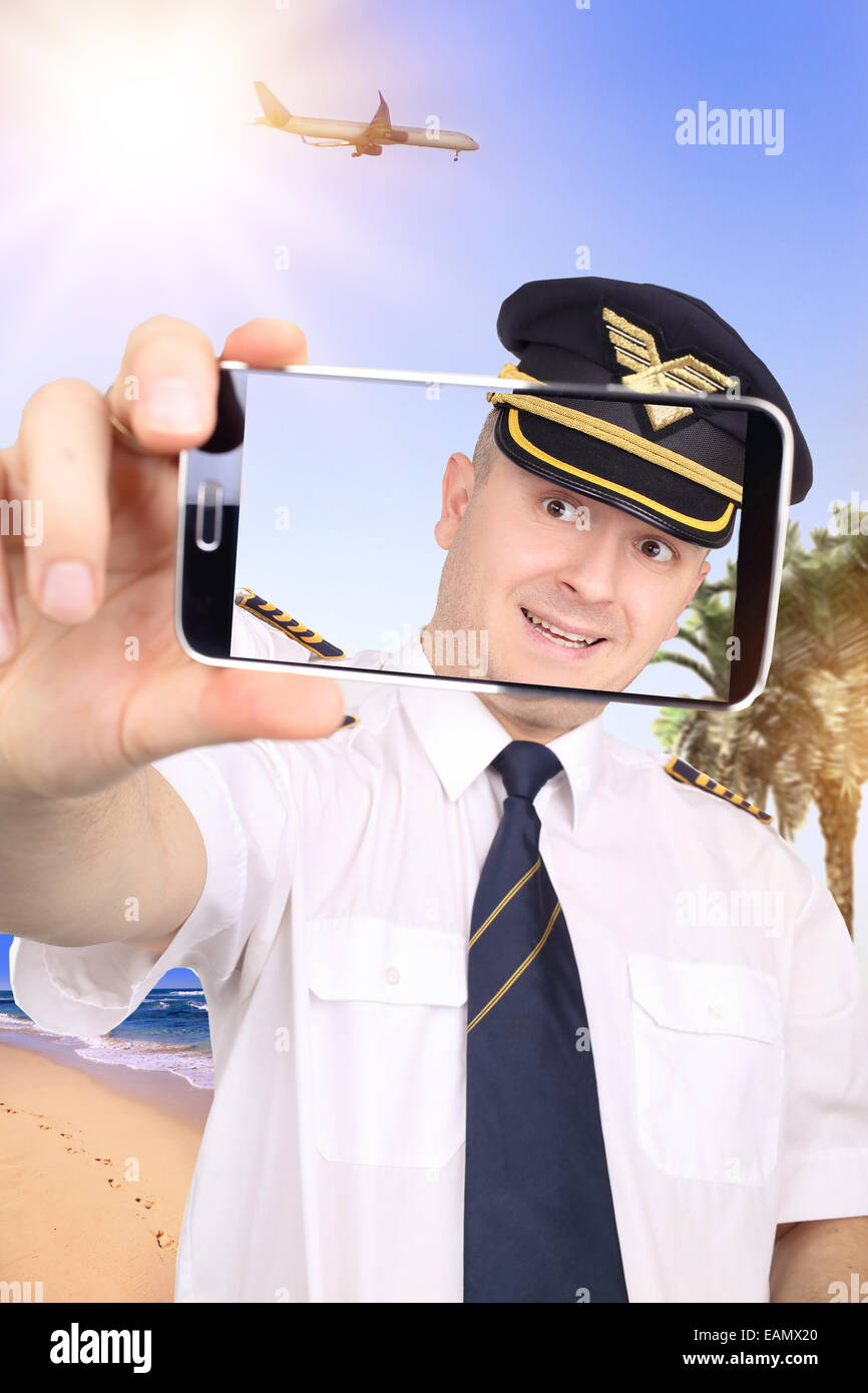 Pilot facendo un Selfie su una spiaggia a caldo Foto Stock