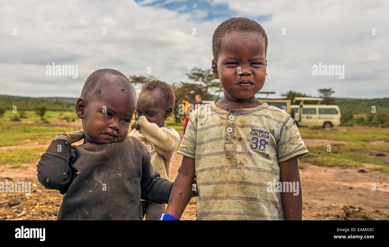 Due ragazzi africani dalla tribù Masai nel loro villaggio Foto Stock